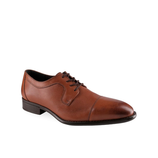 Zapato derby de vestir color café para caballero con puntera cap-toe, panel texturizado y agujetas