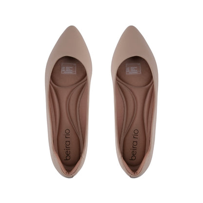 Flat nude cerrado con contrafuerte firme y acabado texturizado sutil