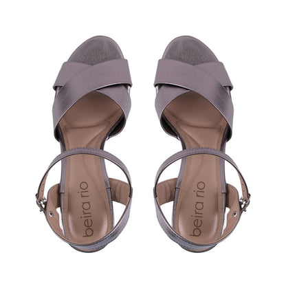 Zapatilla de tacón metalizada con puntera abierta y talón slingback