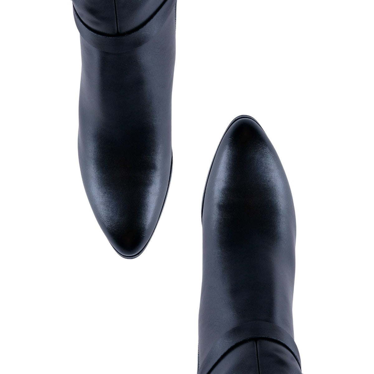 Bota alta de tacón negra con detalle de hebilla