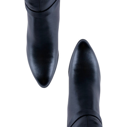 Bota alta de tacón negra con detalle de hebilla