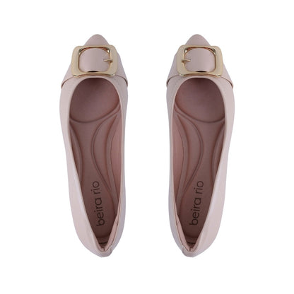 Vista general de flats nude elegantes con hebilla dorada y suela sintetica