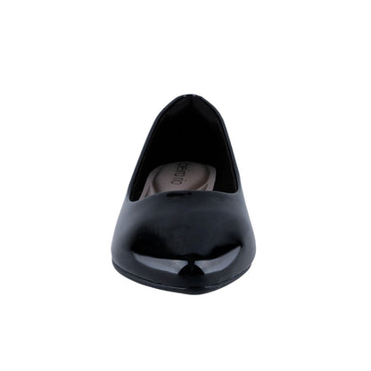 Flat casual de charol negro vista lateral