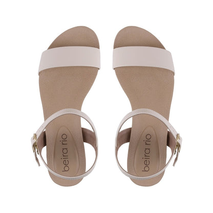 Sandalia de cuña beige con talón descubierto y correa