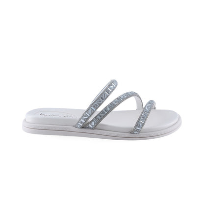 Sandalias de piso blancas con detalle metálico brillante para mujer