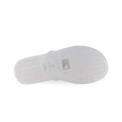 Sandalia plana blanca vista lateral con brillo plateado