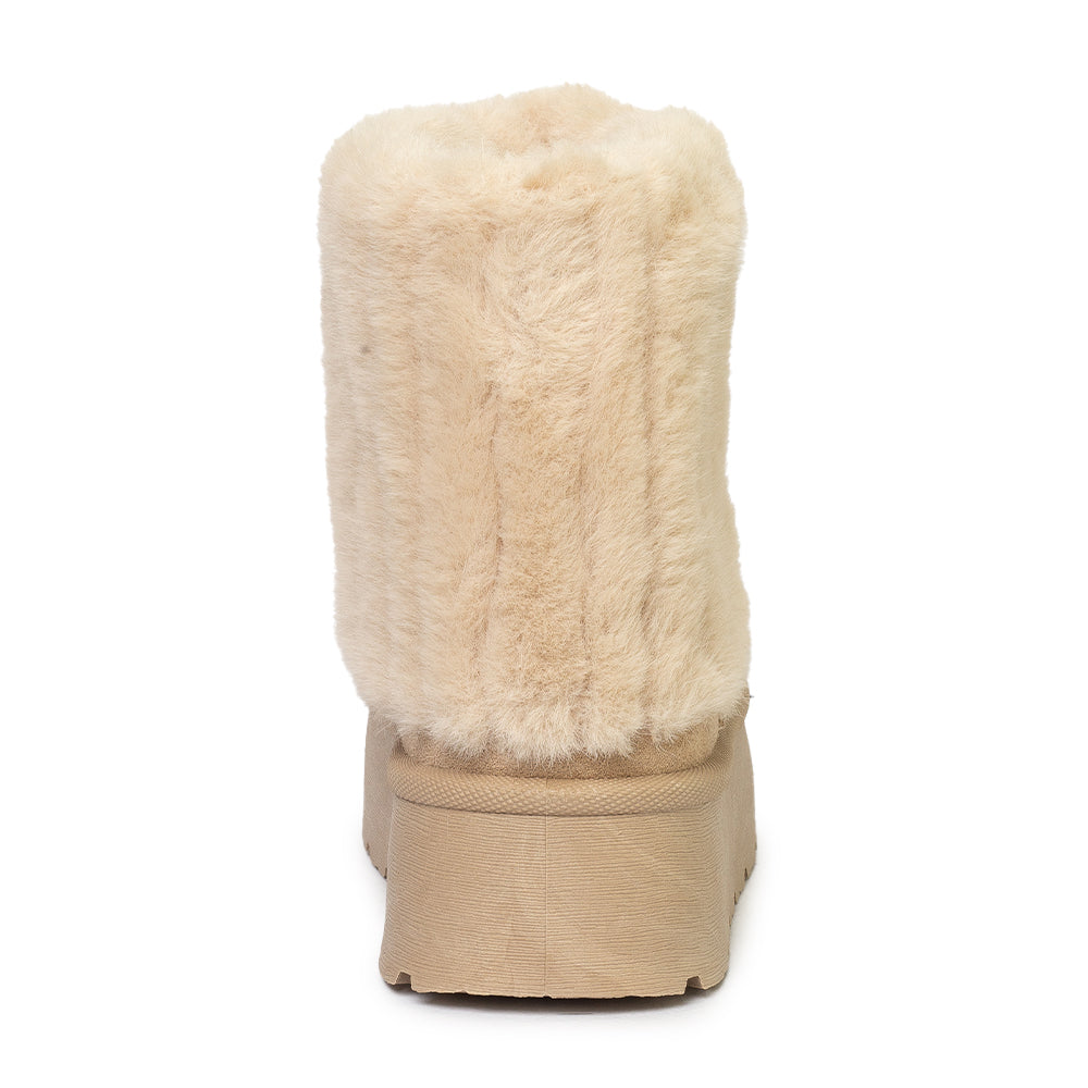Bota de invierno beige con detalle de peluche