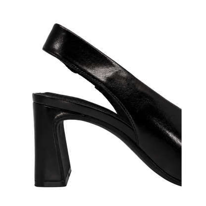Zapato negro de punta fina para mujer con tacón