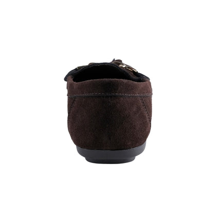 Zapato mocasín café para dama con detalle de borlas