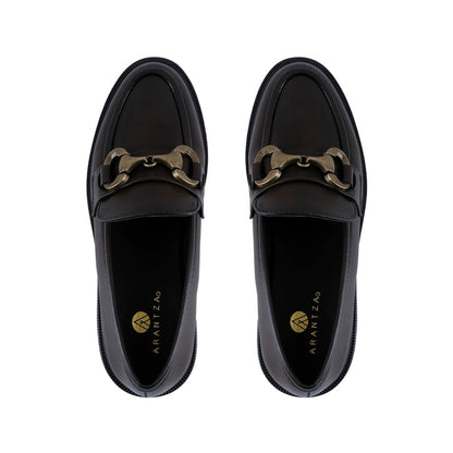 Flat mocasín café de mujer con puntera redonda y suela baja