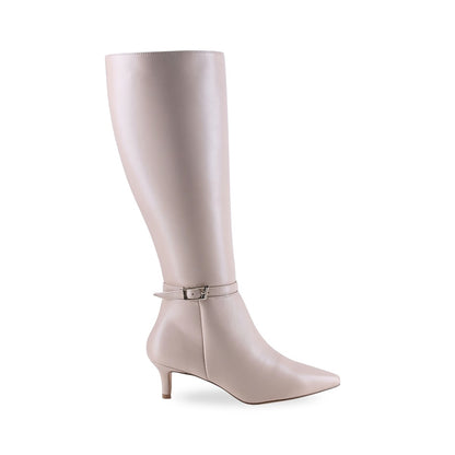 Bota alta color nude con tira delgada y hebilla al tobillo