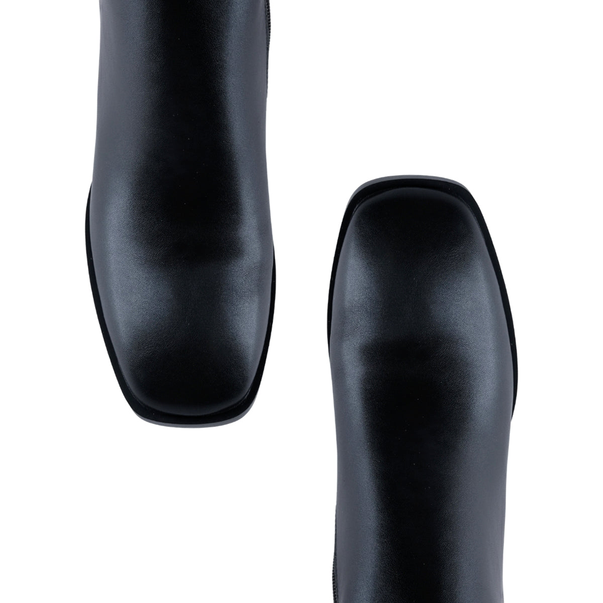 Bota de napa sintética negro liso con silueta estilizada y tacón bloque