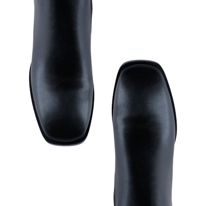 Bota de napa sintética negro liso con silueta estilizada y tacón bloque