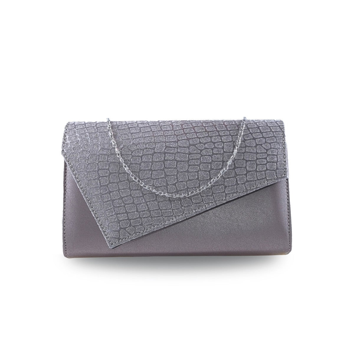 Bolsa clutch plateada con solapa texturizada tipo croco y cadena metálica