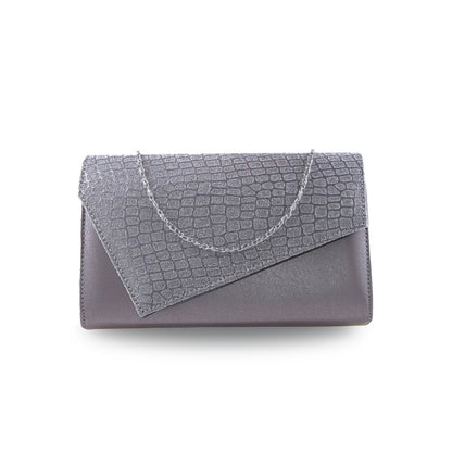 Bolsa clutch plateada con solapa texturizada tipo croco y cadena metálica