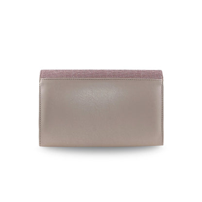 Bolsa de mano compacta rosa con panel beige metalizado y cadena