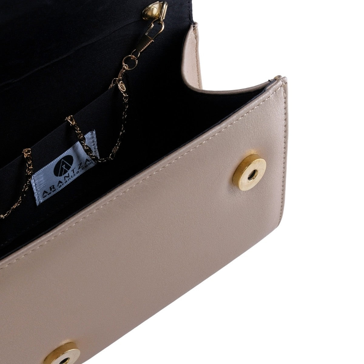 Clutch sobre para boda con acabado brilloso y cadena dorada desmontable