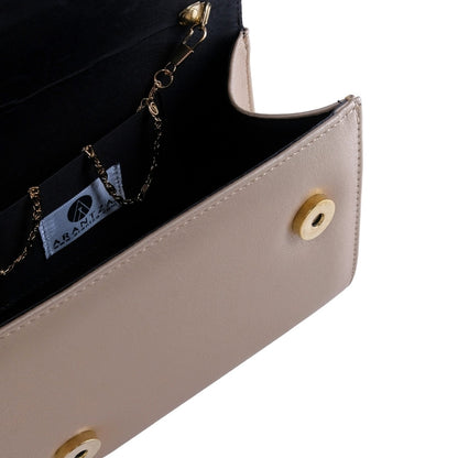 Clutch sobre para boda con acabado brilloso y cadena dorada desmontable