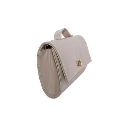 Clutch rígido beige con solapa frontal y broche metálico dorado, vista frontal