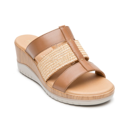 Sandalia de cuña color camel con panel tejido beige y puntera abierta para mujer
