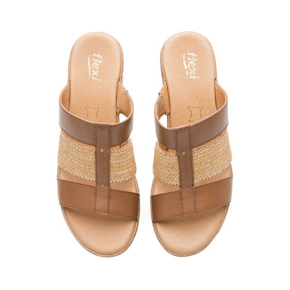 Sandalia camel de verano con talón descubierto y suela clara