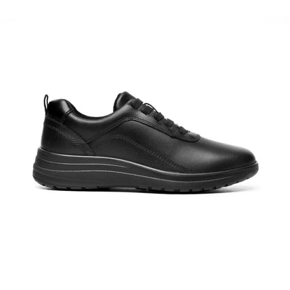 Tenis negro cerrado con puntera redonda y suela de perfil bajo
