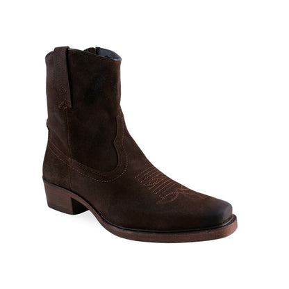 Botín vaquero de gamuza café con bordado western para mujer