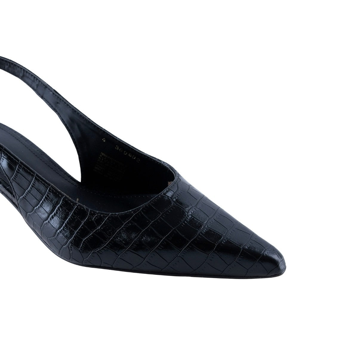 Vista lateral de tacón kitten negro brilloso con hebilla dorada