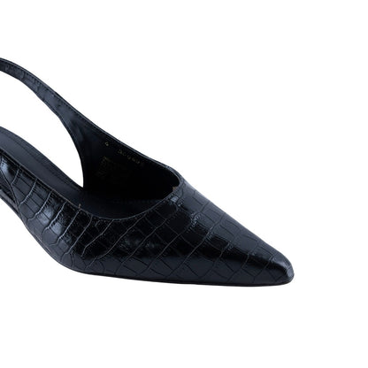 Vista lateral de tacón kitten negro brilloso con hebilla dorada