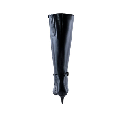 Bota alta color negro acabado mate con tacón fino bajo