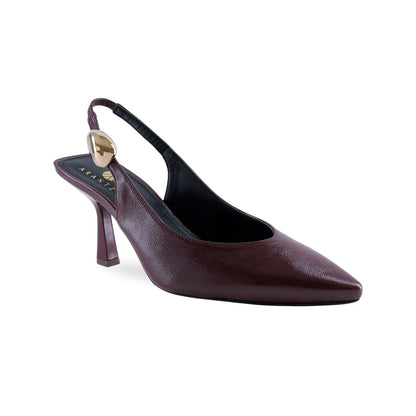 Zapatilla slingback vino con tacón de aguja y detalle dorado en tira trasera