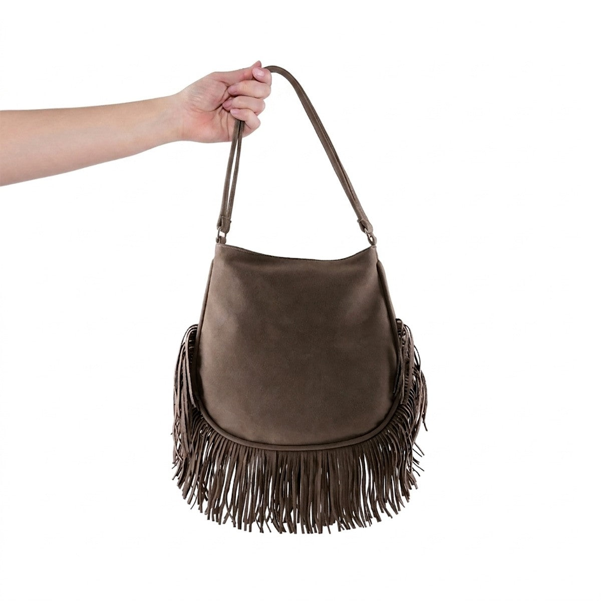 Bolsa de hombro café con detalle de flecos y cierre superior