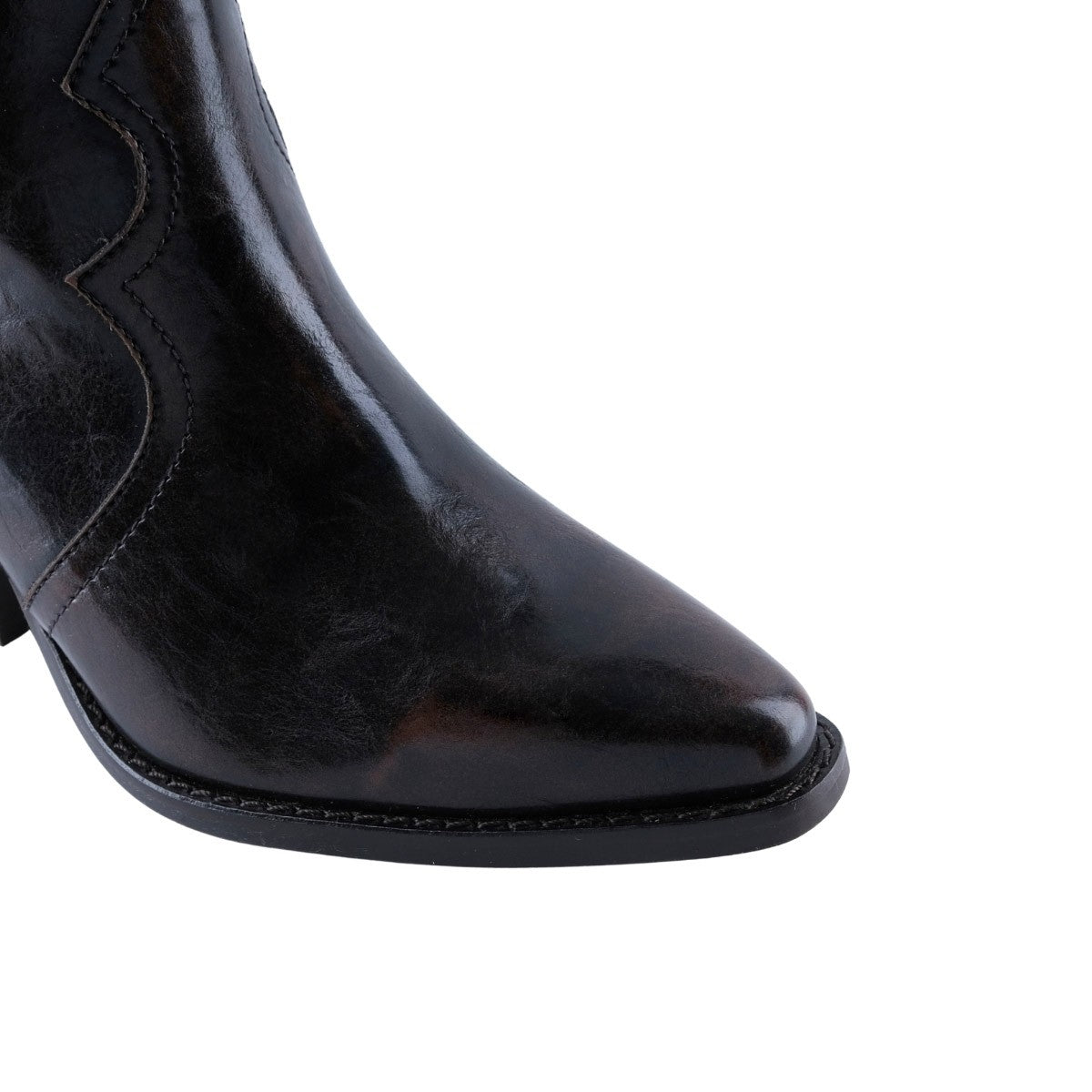 Bota Gillio café con detalles de costuras western