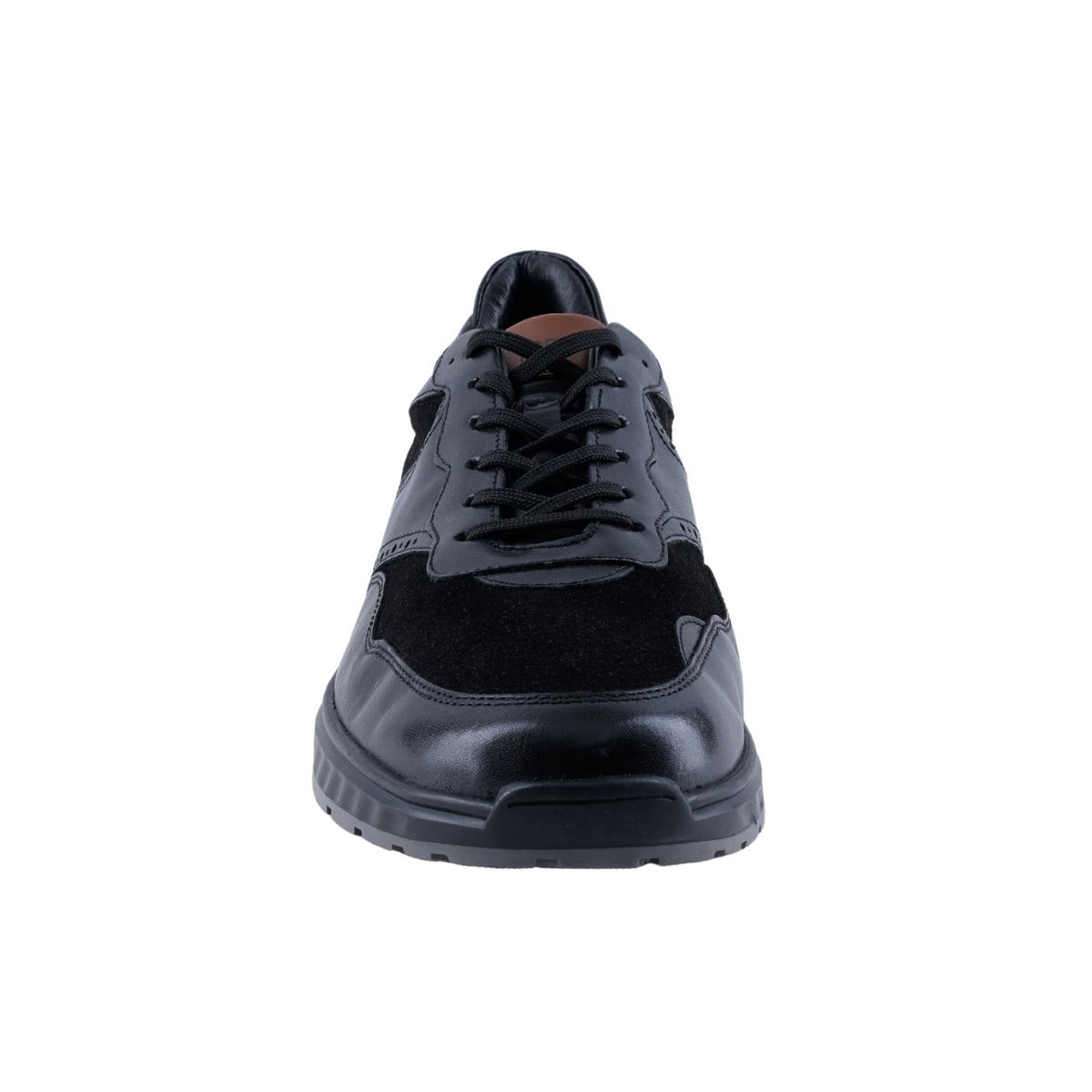 Tenis negro con agujetas y suela robusta para hombre