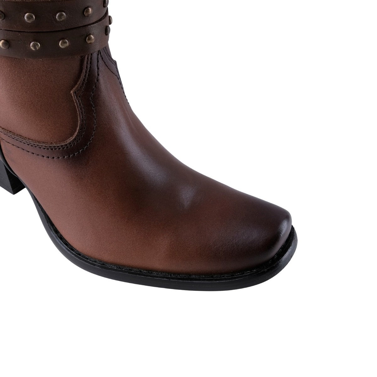 Botas café con arnés de doble tira y tachuelas para dama