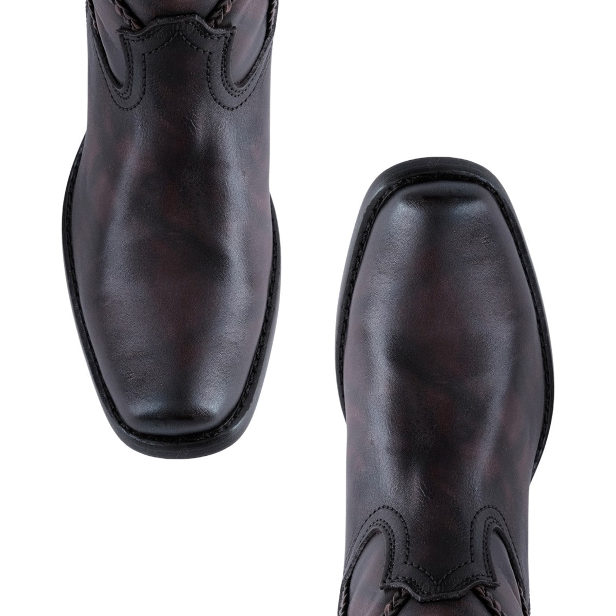 Botas de piel estilo vaquero con trenzados en diseño ondulado