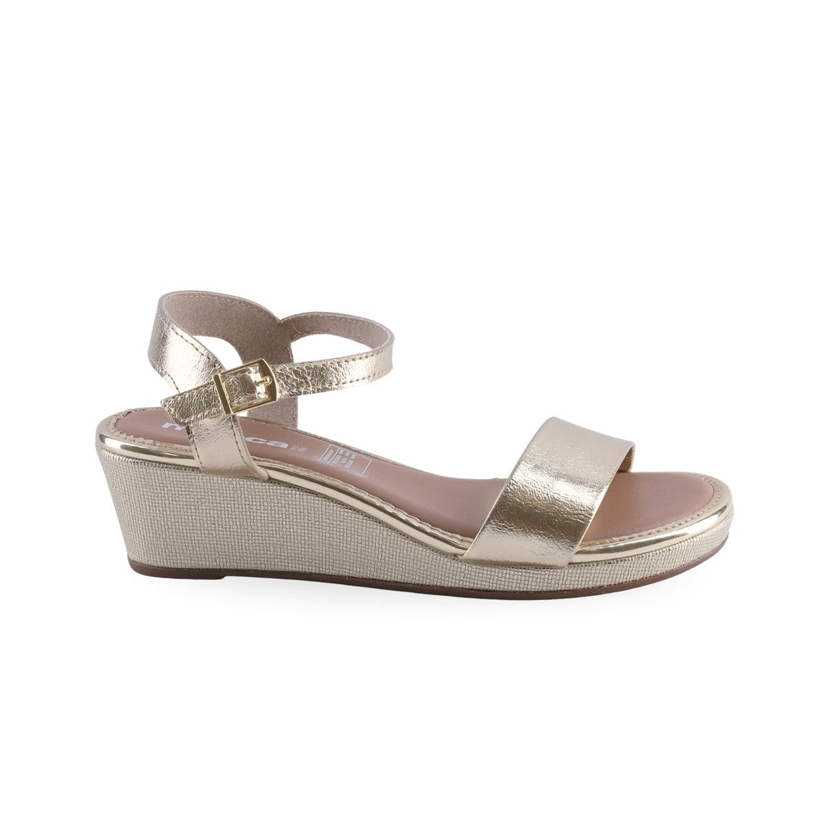 Sandalia dorada con plataforma texturizada y hebilla ajustable