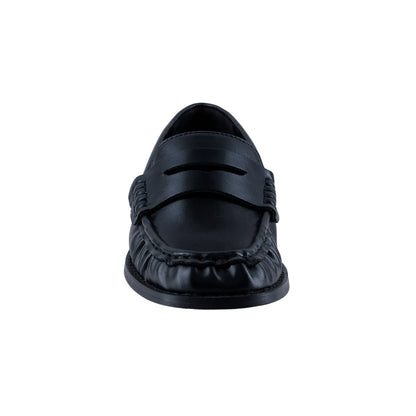 Mocasín negro para mujer con costuras visibles