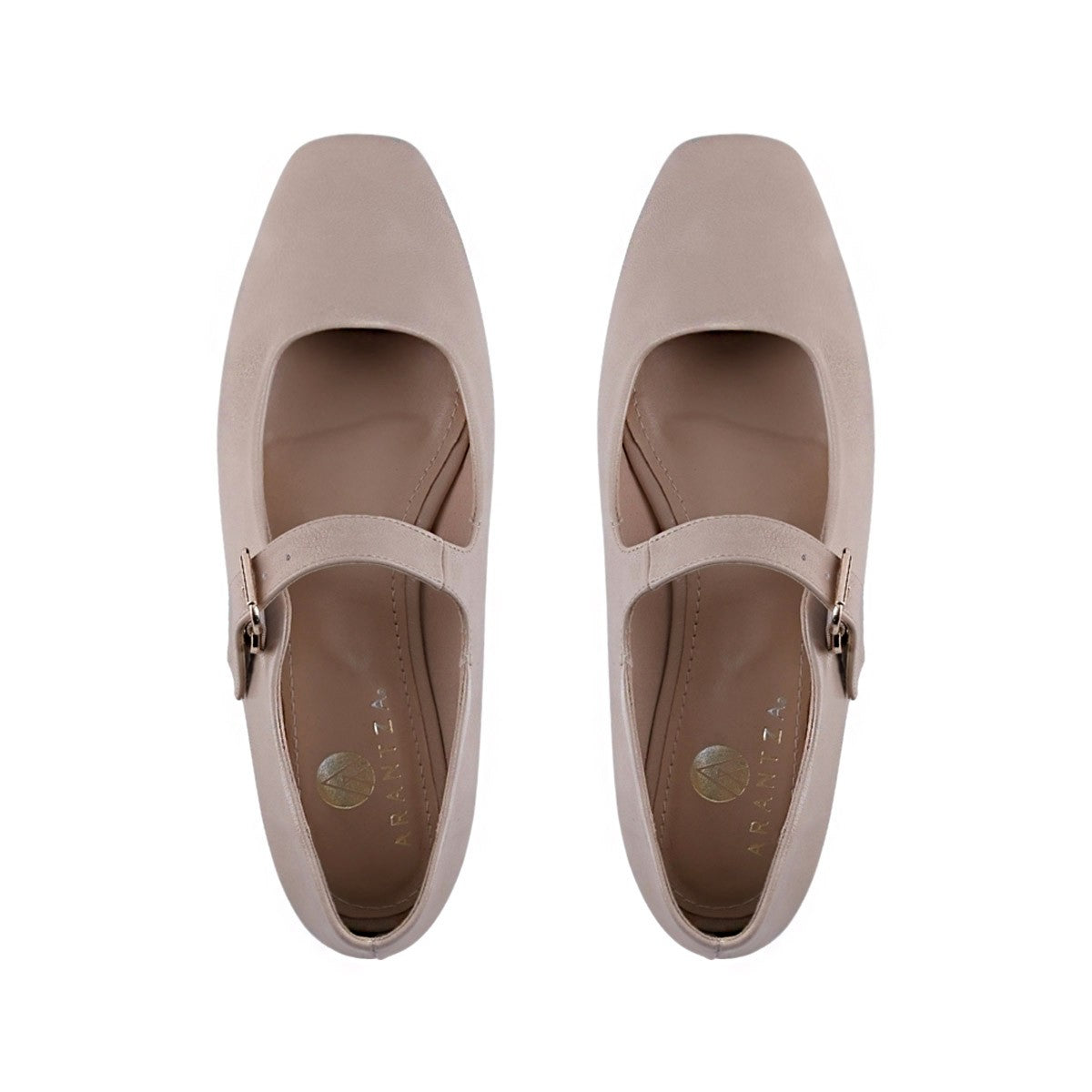 Zapato plano cerrado beige con punta cuadrada y hebilla