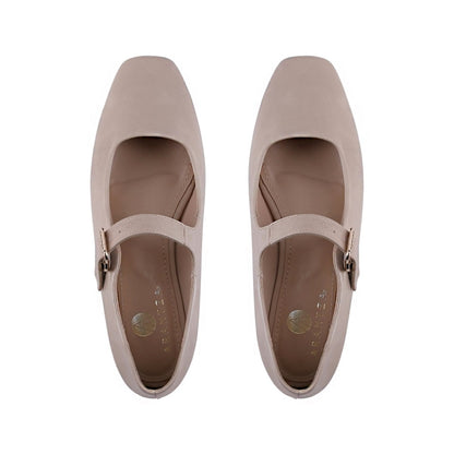 Zapato plano cerrado beige con punta cuadrada y hebilla