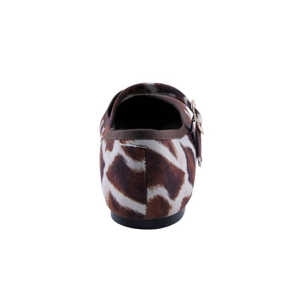 Flat casual café con blanco y hebilla dorada para mujer