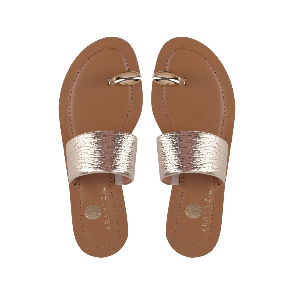 Sandalia de piso dorada con anillo para el dedo y acabado brilloso