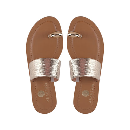 Sandalia de piso dorada con anillo para el dedo y acabado brilloso