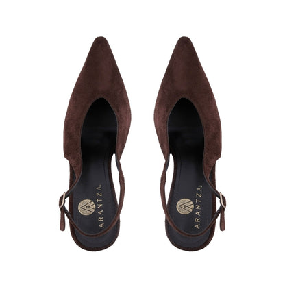 Zapatilla café con hebilla lateral y talón expuesto estilo slingback