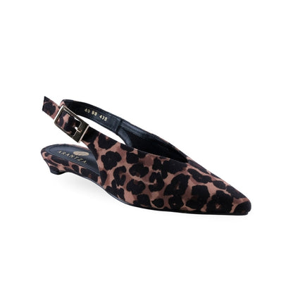 Slingback de tacón kitten con estampado de leopardo y puntera puntiaguda vista lateral