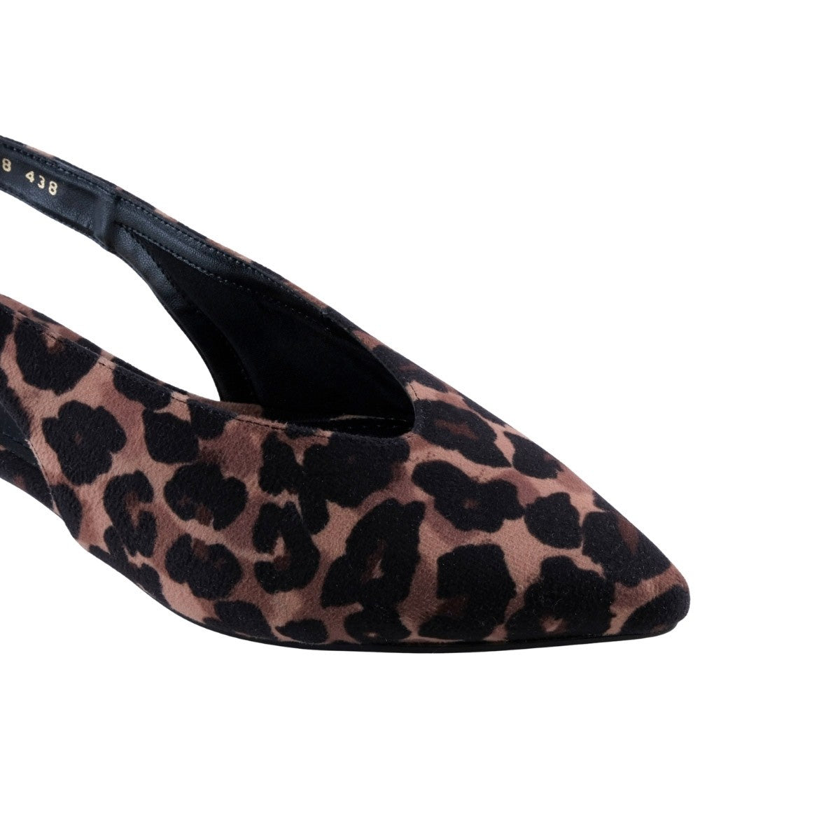 Vista de puntera puntiaguda afinada en zapato slingback de leopardo