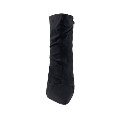 Bota negra de punta fina y tacón cuña Vizzano