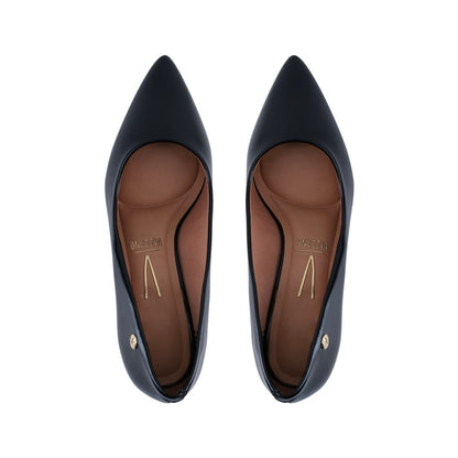 Zapatilla cerrada negra de tacón bajo estilo clásico