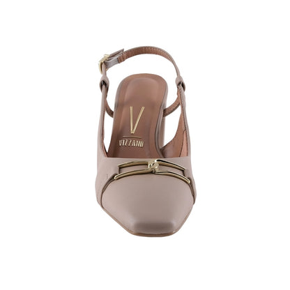 Zapatilla nude con talón expuesto y hebilla lateral