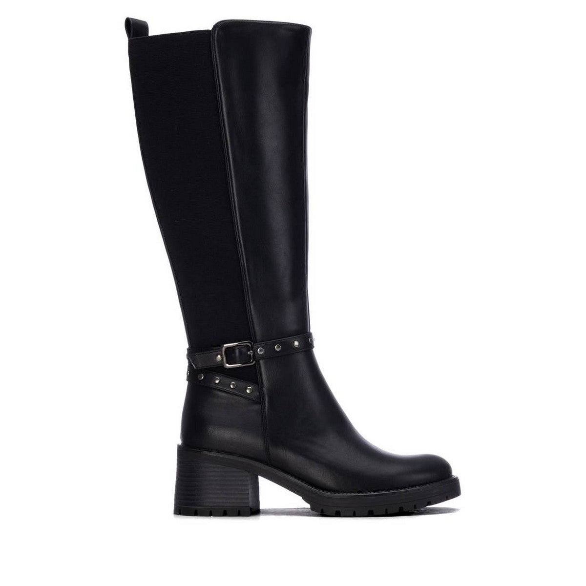 Bota negra XTI con suela track y puntera redonda